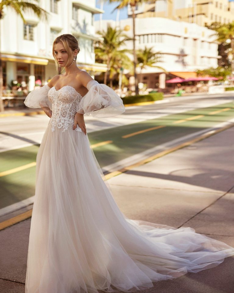 Model trägt Neckholder-Brautkleid aus Tüll auf dem Catwalk von Sophie et voilá